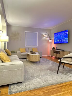 Smart TV - Cozy Boho 4 Bedroom 2 Bathroom Knox Home (Minneapolis)