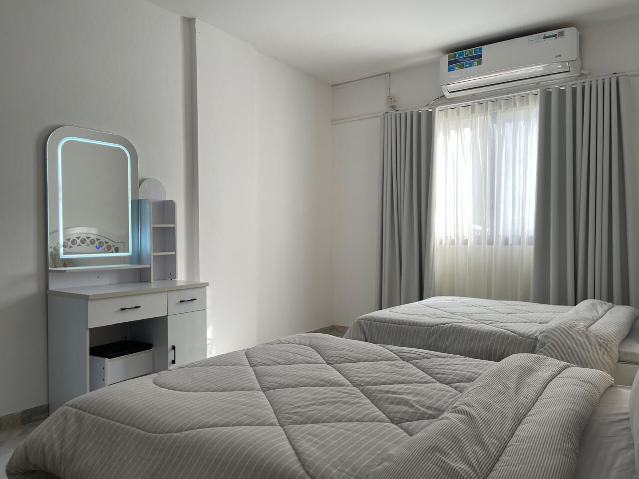 Een strijkplank/strijkijzer, wifi, beddengoed