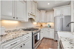 Private kitchen - Salty Dog - Dog-Friendly, Fenced Yard, Fast 5 Gbps (St. Simons Island)