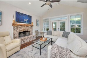 Living area - Salty Dog - Dog-Friendly, Fenced Yard, Fast 5 Gbps (St. Simons Island)