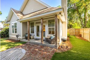 Exterior - Salty Dog - Dog-Friendly, Fenced Yard, Fast 5 Gbps (St. Simons Island)