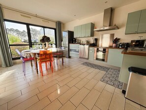 Fridge, oven, cookware/dishes/utensils - Bénodet – Cozy apartment 100m from the beach and shops! (BENODET)