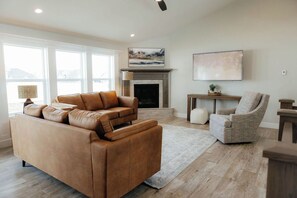 Smart TV, chimenea, videojuegos, mesa de ping pong