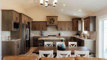 Frigorífic, microones, forn i placa de cuina