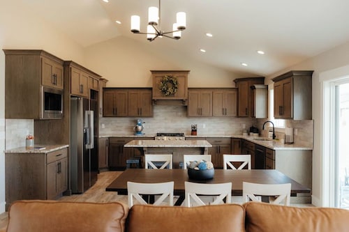 Summer Creek Home in Ammon Theater Room, Sauna & Hot Tub