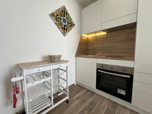 Køleskab, mikrobølgeovn, ovn, kogeplade