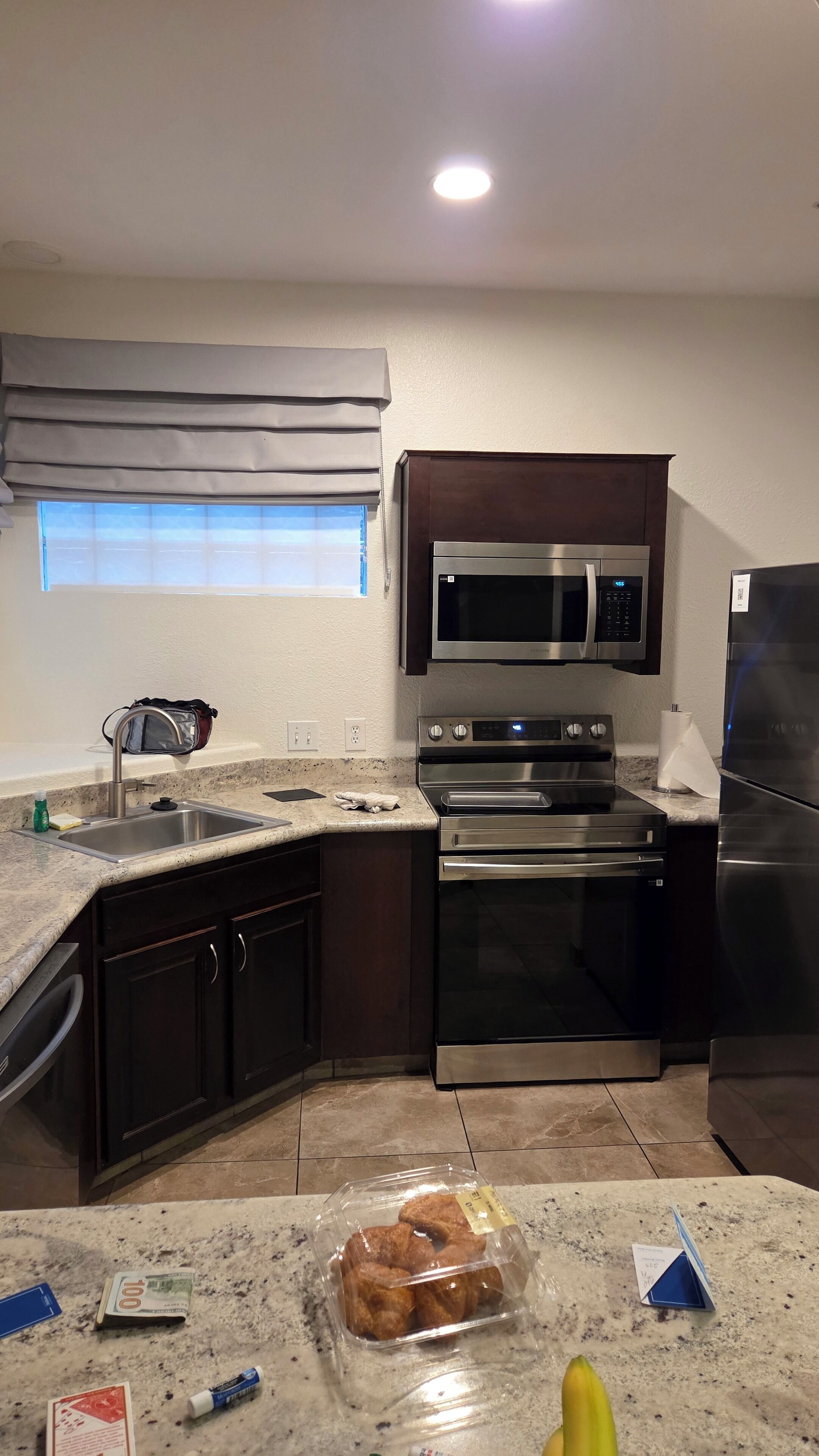 Mikrobølgeovn, ovn, kokeplater og oppvaskmaskin