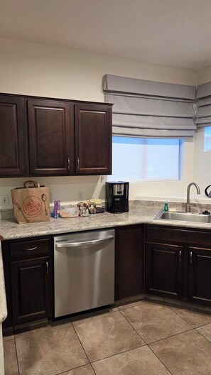 Microondas, horno, parrilla de estufa y lavavajillas 