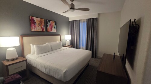 3-bedroom 2-bath Suites steps from WM Phoenix Open