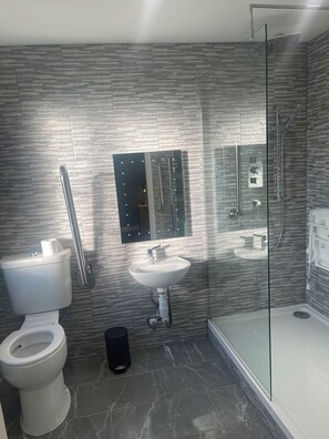 Deluxe Double Room, Courtyard View | Bathroom | Shower, hair dryer, soap, shampoo - NORFOLK ARMS HOTEL SHEFFIELD (Sheffield)