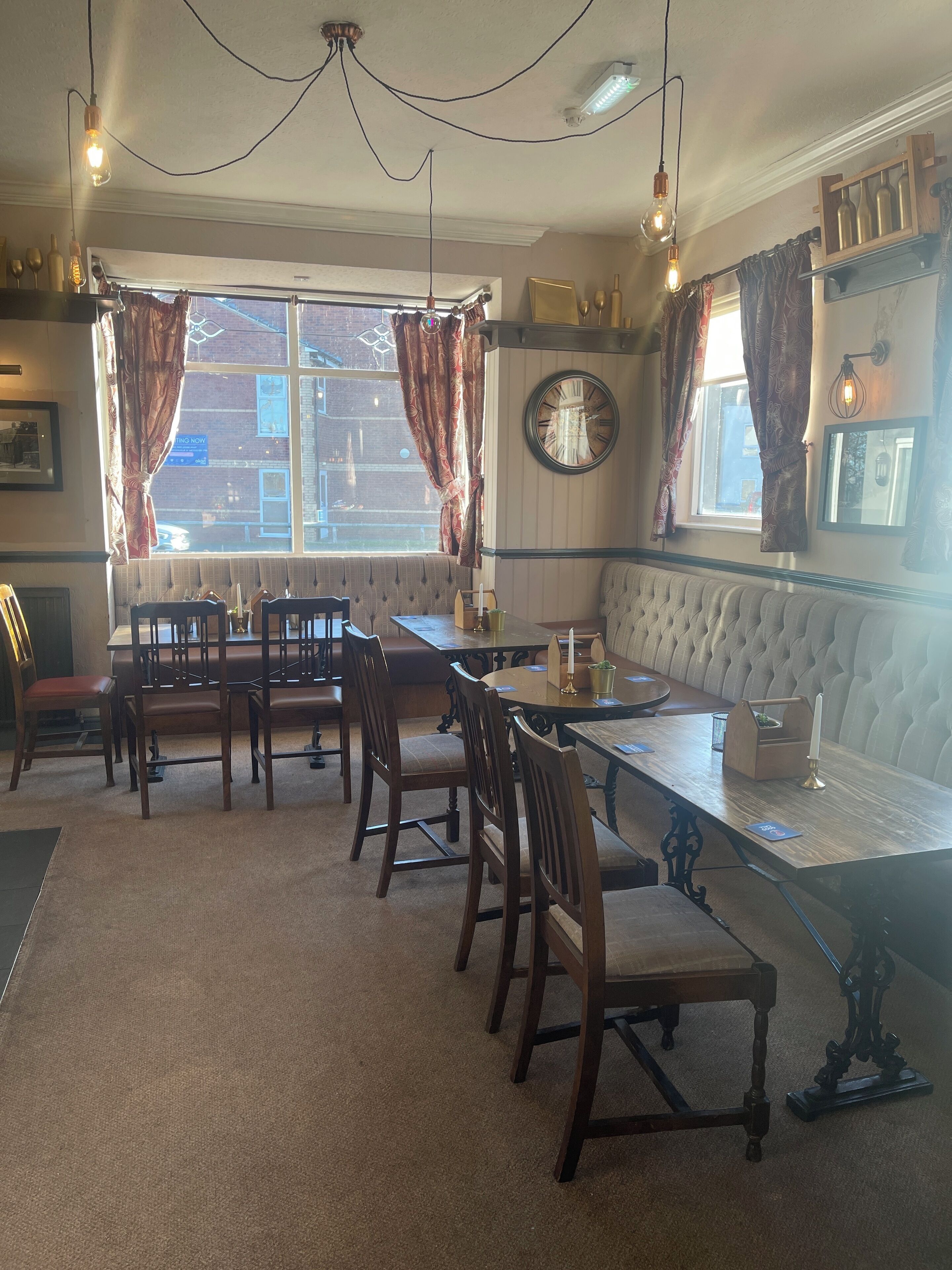 Daily buffet breakfast (GBP 11.95 per person)