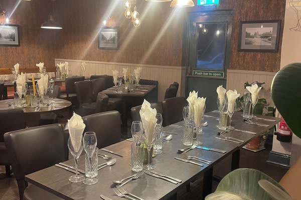 2 restaurantes: opção de almoço e jantar