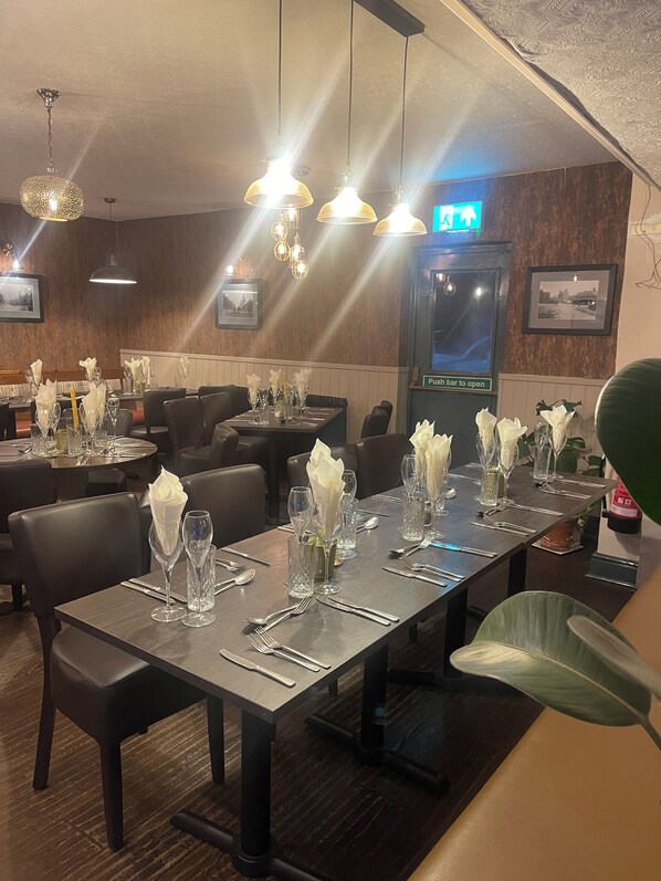 2 restaurants; lunch and dinner served