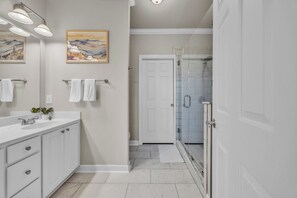 Shower, hair dryer, towels, soap - Video game system, Close to App, Golf @ Willow Creek, Coffee Bar & Luxury Linens (Vilas)