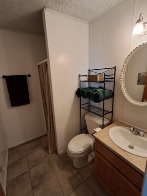 Douche, serviettes fournies, savon, papier toilette