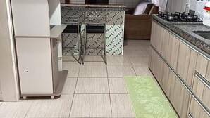 Fridge, microwave, stovetop, electric kettle - Vacation home in the south of the island, close to beaches and the airport.  (Florianópolis)