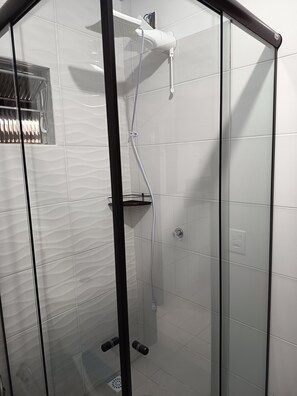Regadera, toallas, jabón, papel de baño 