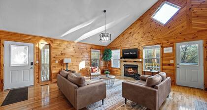 Cozy Cabin in Mountains | Firepit | Views | Games