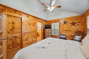 2 bedrooms, iron/ironing board, travel crib, WiFi - Cozy Cabin in Mountains | Firepit | Views | Games (Helen)