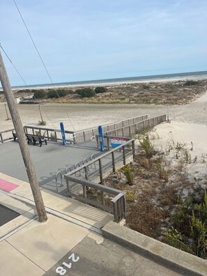 Beach - 2-bedroom beachfront condo in serene Wildwood Crest with AC (Wildwood Crest)