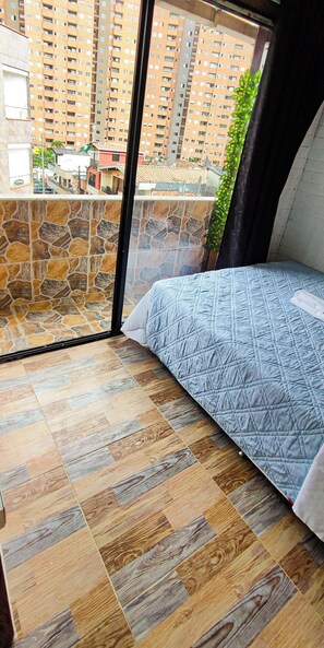 Silitysrauta/-lauta, Wi-Fi, vuodevaatteet