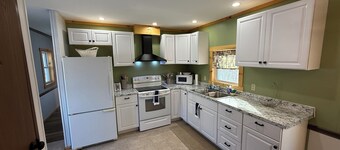 Superb 2-bedroom Home with AC in Detroit