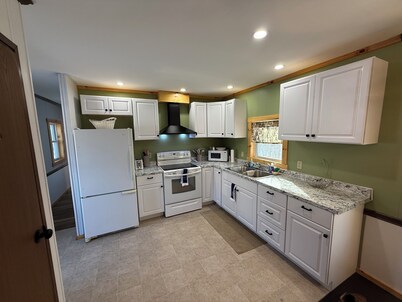 Superb 2-bedroom Home with AC in Detroit