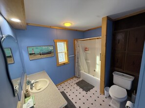 Haartrockner, HandtĂŒcher, Seife, Toilettenpapier