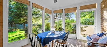 Gram & Papa's House: 033-Ba Spacious and Special, Walk to Beach, Harbor, Village