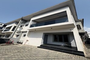 Exterior - Luxury 3-Bedroom Apartment with BQ in WhiteSand Beach Estate, Lekki, 24/7 Power (Lekki)