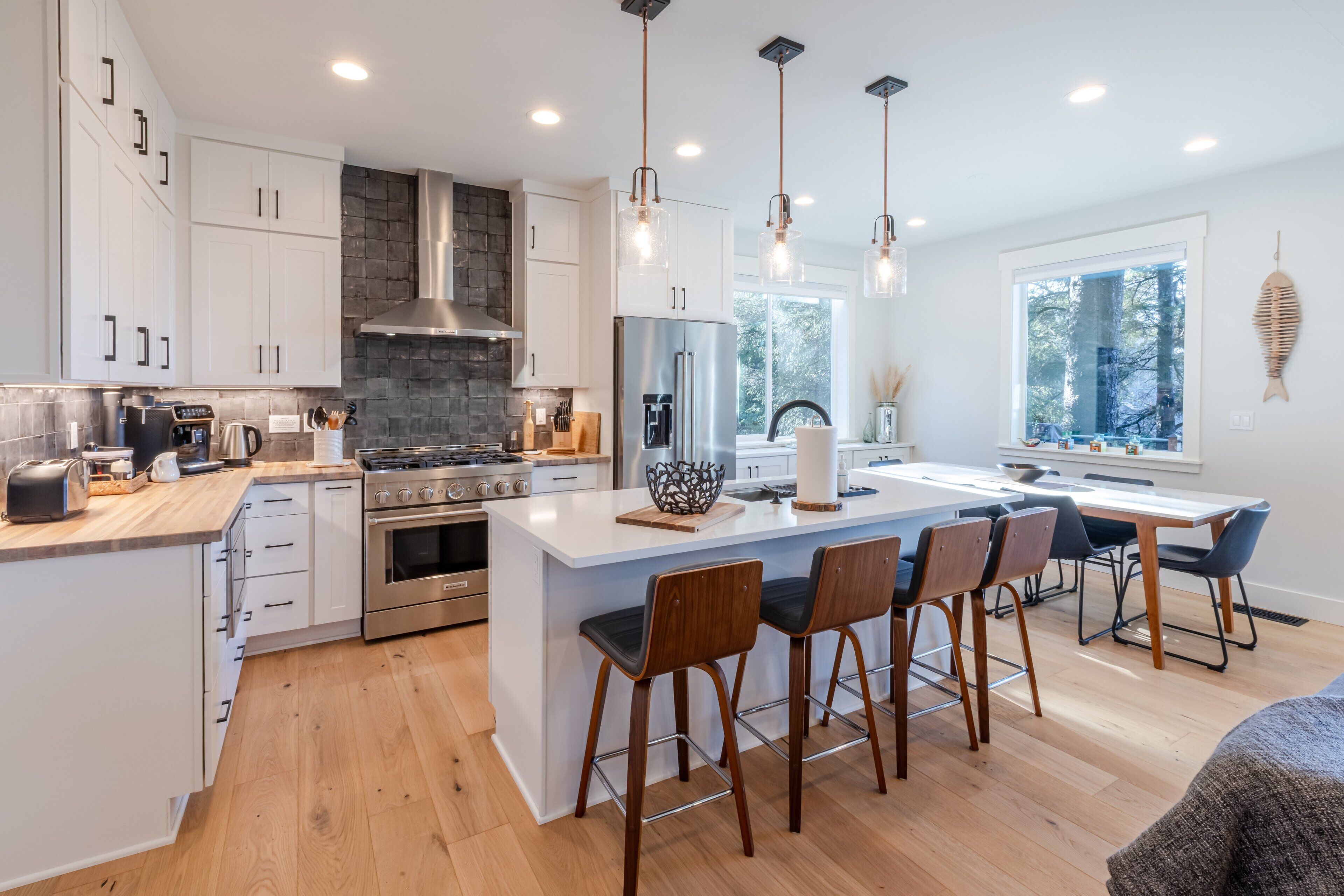 Kjøleskap, mikrobølgeovn, ovn og kokeplater