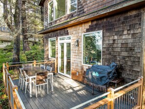 Outdoor dining - Ocean-View Retreat w/ Private 3rd-Floor Primary Suite, EV Charger Near Tolovana Beach (Cannon Beach)