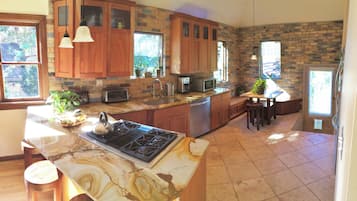 Luxury House, 6 Bedrooms, Mountain View | Private kitchen | Electric kettle