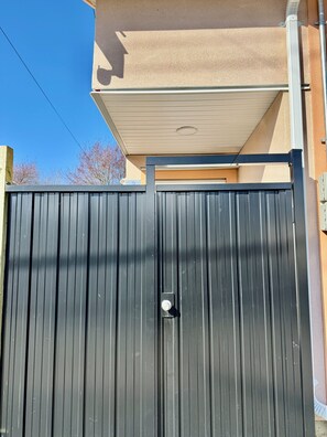 Exterior detail - Central, Cozy Spacious 3 BR Private Suite• EV Charging• Near Transit (Vancouver)