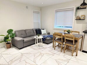 TV - Central, Cozy Spacious 3 BR Private Suite• EV Charging• Near Transit (Vancouver)