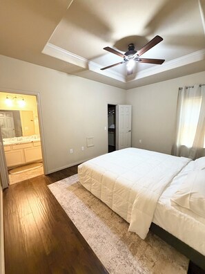 3 bedrooms, iron/ironing board, WiFi, bed sheets - Cozy 3BR Retreat with DreamCloud Beds near Downtown Dallas (Dallas)