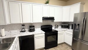 Private kitchen - Cozy 3BR Retreat with DreamCloud Beds near Downtown Dallas (Dallas)