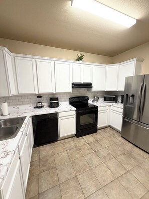 Private kitchen - Cozy 3BR Retreat with DreamCloud Beds near Downtown Dallas (Dallas)
