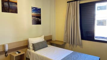 Habitación económica | Escritorio, wifi gratis, ropa de cama