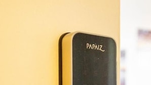 Una puerta con cerradura electrónica identificada con la etiqueta 'PAPAIZ'.