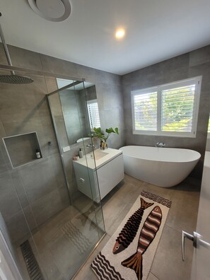 Shower, hair dryer, towels, soap - Family Home in Cowes, 2 Living Areas, Huge Covered Entertaining Area, Parking (Cowes)