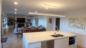 Una cocina moderna con una isla central, electrodomésticos de acero inoxidable e iluminación empotrada.