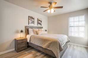 1 bedroom, desk, iron/ironing board, free WiFi - Beautiful 2 BR for month stay * Walk to UTA & Food (Arlington)
