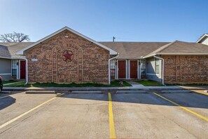 Exterior - Beautiful 2 BR for month stay * Walk to UTA & Food (Arlington)