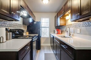 Fridge, microwave, oven, stovetop - Beautiful 2 BR for month stay * Walk to UTA & Food (Arlington)