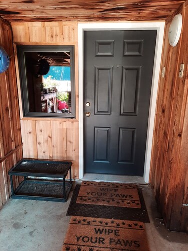 Charming 1-bedroom apartment next to Throops Lake for a relaxing stay