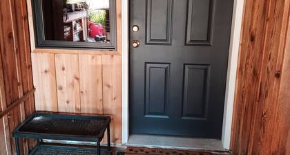 Charming 1-bedroom apartment next to Throops Lake for a relaxing stay