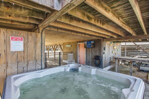 Outdoor spa tub - Sea La Vie II | 450 ft to the beach | Hot Tub and Dog Friendly (Kitty Hawk)
