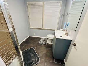 Serviettes fournies, savon, papier toilette