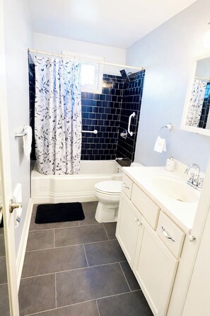 Towels, soap, toilet paper - Spacious, Charming 4-bedroom House in Glen Burnie (Glen Burnie)